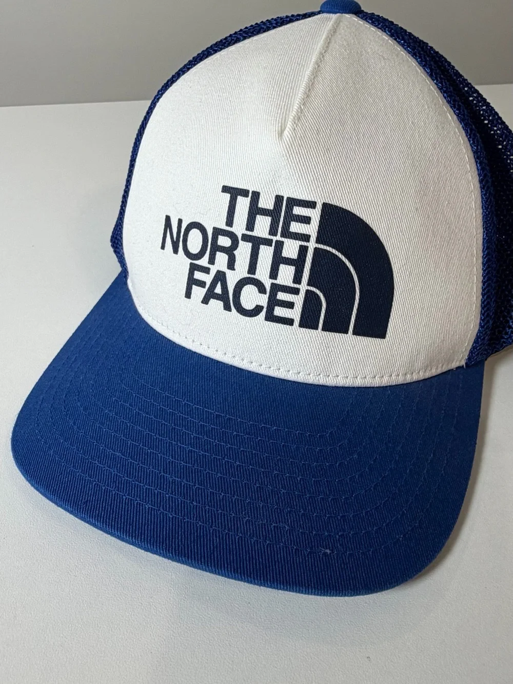 The North Face Classic White Front Blue Mesh Trucker Hat Flexfit One Size